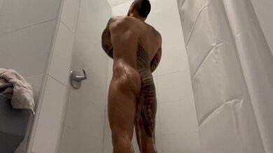 Doccia in palestra dopo aver lavorato la sessione di masturbazione e l'enorme lcum OrtizJona / Jona Ortiz Traile