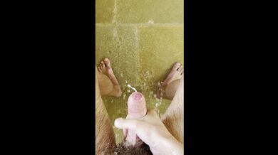 Masturbazione in solitaria sotto la doccia con un grosso cazzo si avvicina