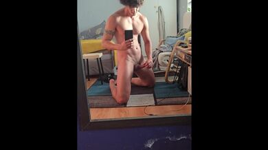 Veloce masturbazione da solista e mangiare sperma