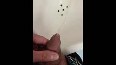 Pisciata disperata nel bagno pubblico, masturbazione, mi hanno quasi sorpreso da vicino