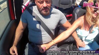 Deutsche Amateur Milf macht öffentlichen Blowjob im Auto beim Fahren