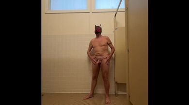 Cucciolo Icaro fuori a giocare - Passeggiata nuda rischiosa e masturbazione