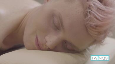 Il bruno in forma Joshua D diventa duro e si masturba dal suo grosso cazzo!