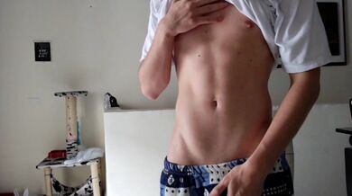 Ragazzo magro che si masturba