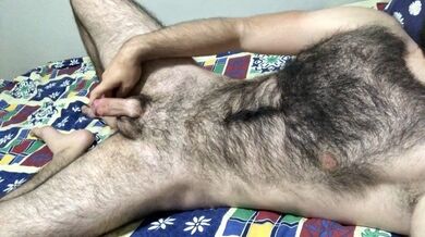 Ragazzo sexy molto peloso che stavo ricevendo catturato dalla mia matrigna mentre si masturbava