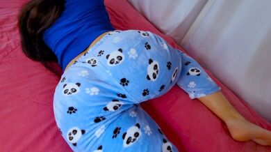 L'amica della mia ragazza resta a casa e io le faccio compagnia!!