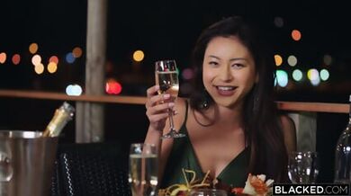 ゴージャスな日本のポルノスター、レイ・リル・ブラックがイケメンの見知らぬ男のために彼氏を捨てる 2160 - Rae Lil Black