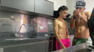 VECINO ME CHUPA EL PENE MIENTRAS FUMO