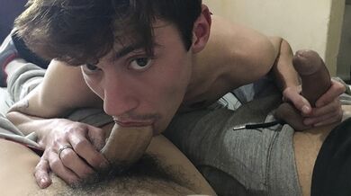 Cute College Boy Esteban si fa allungare il buco Virgin dalla Rod Thick di uno sconosciuto - Latin Leche