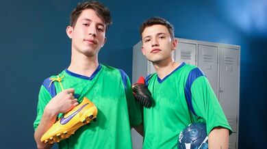 I compagni di squadra Jake Lotti e Loick Gauthier si scatenano nello spogliatoio dopo un allenamento sudato - Latin Leche