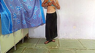 Chudak Stepsister Opened A Black Saree And Pressed Her Big Boobs In The Bra And Was Yearning For Sex, Today The Stepsister Will Have To Be