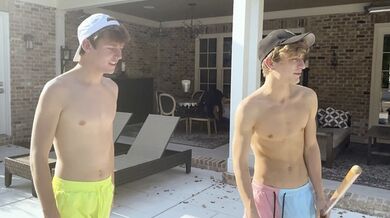 I fratellastri annoiati Jesse Bolton e Jack Bailey si scatenano mentre puliscono la piscina - BrotherCrush