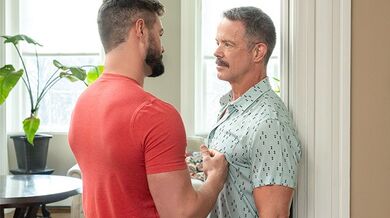 Kyle Steele seduce Reece Scott nell'appartamento di amici