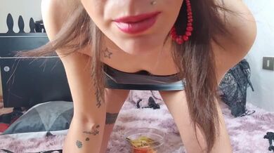 Femdom Dog Training POV - mangiare tutto il mio sputo e piscio