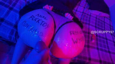 CULO ENORME OTTIENE L'USO GRATUITO MARTELLANTE IN ENTRAMBI I FORI