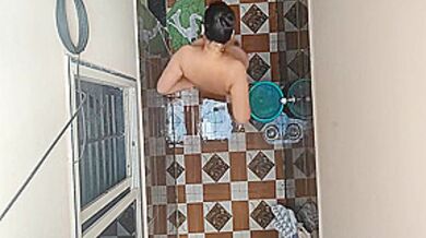 Padosan Bhabhi Nahate Hue Dekhi