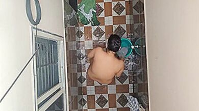 Padosan Bhabhi Nahate Hue Dekhi