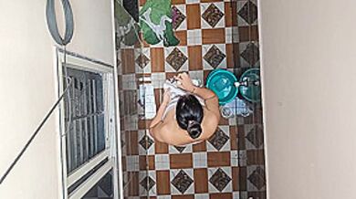 Padosan Bhabhi Nahate Hue Dekhi