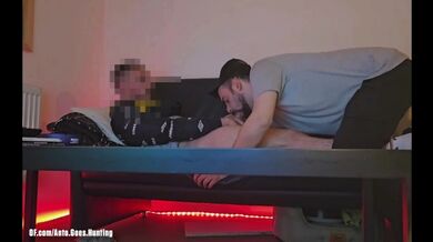 Un ragazzo etero da un'app di incontri mi fa succhiare il suo cazzo