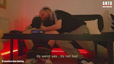 Ragazzo calvo etero convinto dopo averlo aiutato