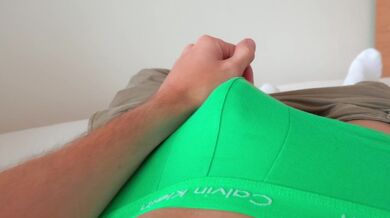 Sega veloce dopo la scuola con i calzini bianchi /// Jordan Wilder