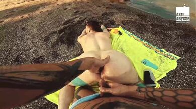 Il tatuato Axel Abysse riceve un pugno anale all'aperto