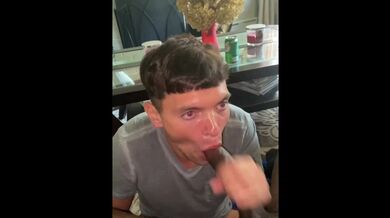 Succhiare un enorme cazzo nero fino a quando non ingoio il suo carico e rompo il mio enorme carico