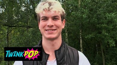 TWINKPOP - Il ragazzo atletico lascia aspettare il suo allenatore e passa più tempo a farsi scopare il culo