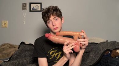 Gooner boy spalanca il buco con dildo enormi